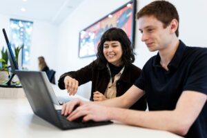 Choosing the Right AEO Agency for Voice and Conversational Search